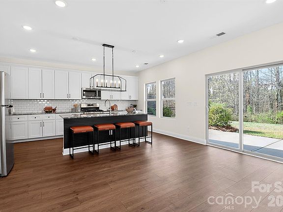 5th image of 3851 Longmore Ln