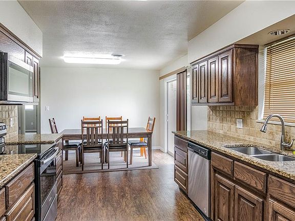 4th image of 2400 SE 11th St