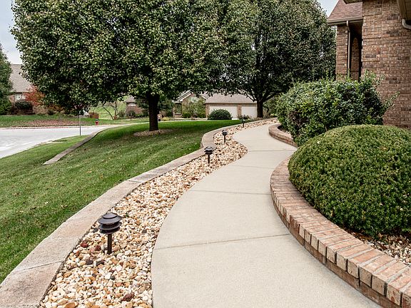 3rd image of 615 Canary Way