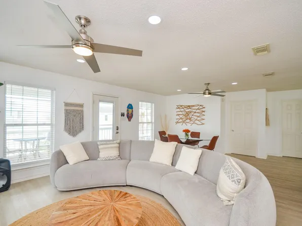 22810 Fresca St, Galveston, TX 77554