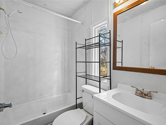 4th image of 27876 Maple St