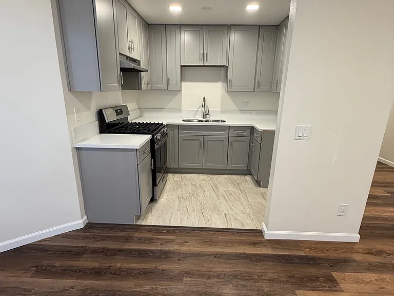 2935 Montrose Ave #104 — Photo 3