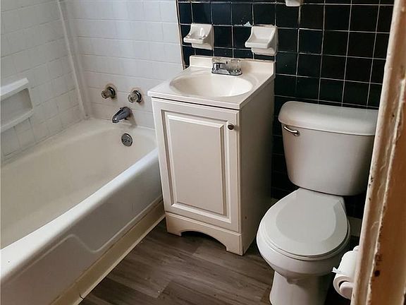 4th image of 414 23rd St #2
