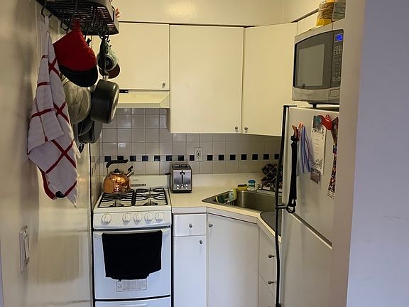 5th image of 141 W 74th St APT 4B