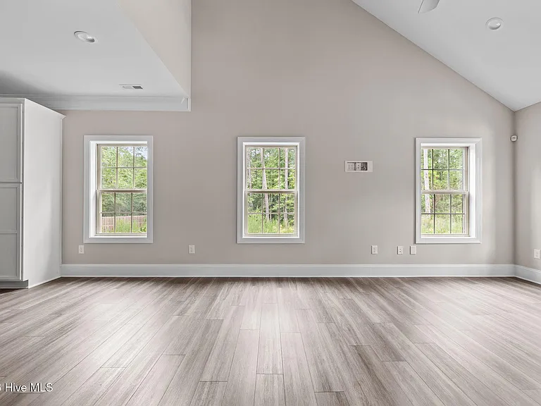 165 Lark Dr — Photo 12