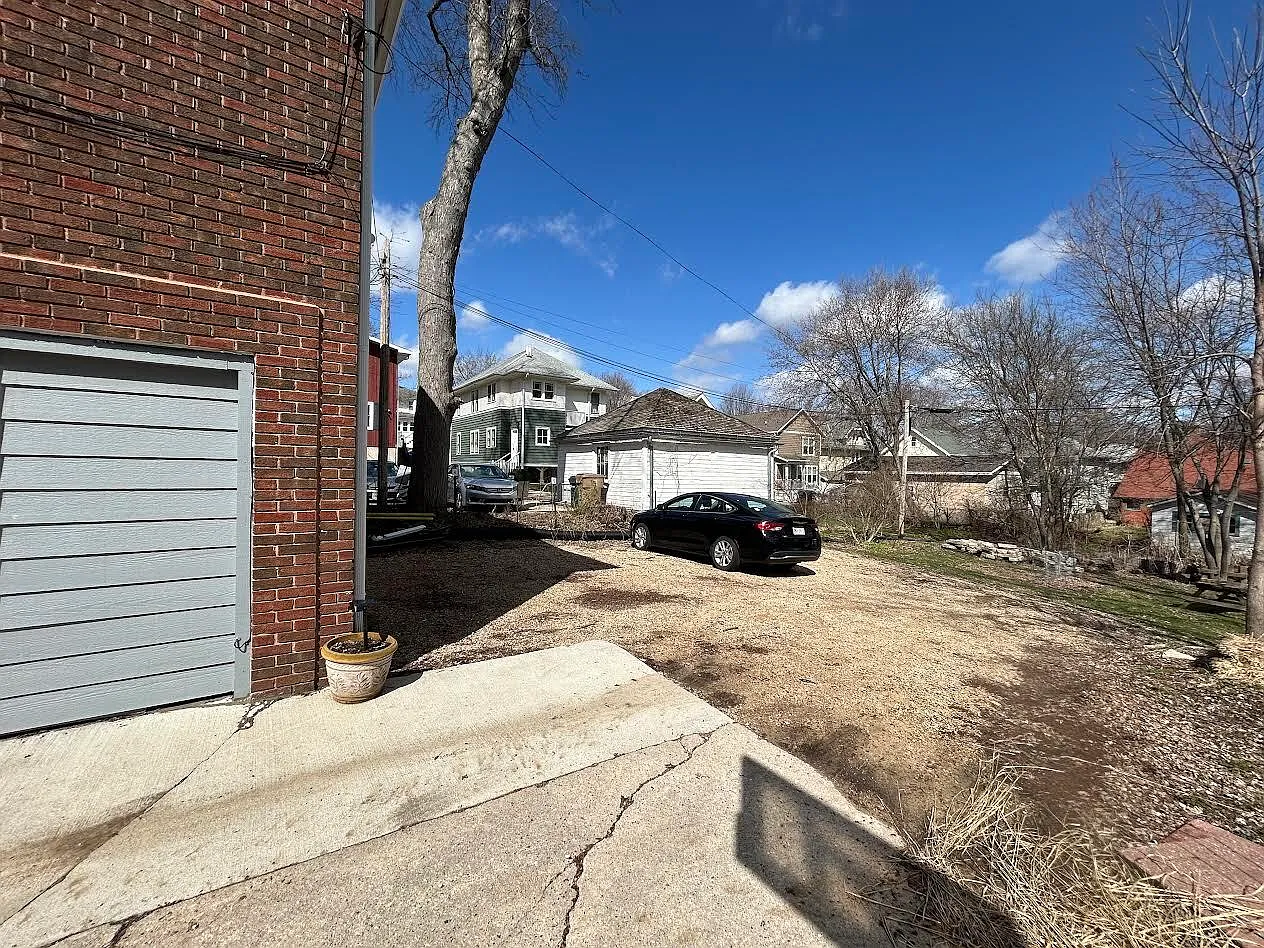1154 Emerald St - Parki... — Photo 3