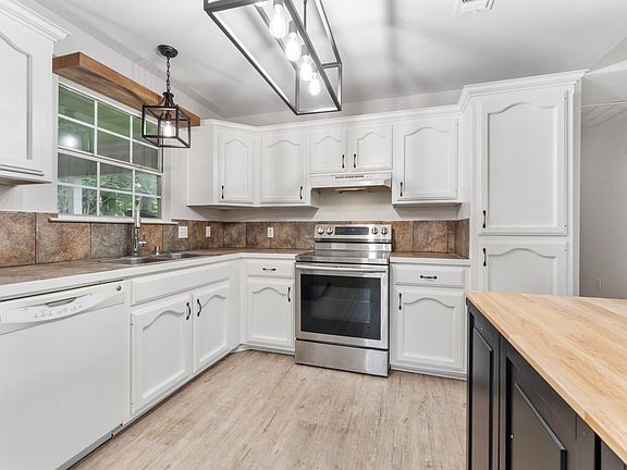 3rd image of 14223 Parkview Dr