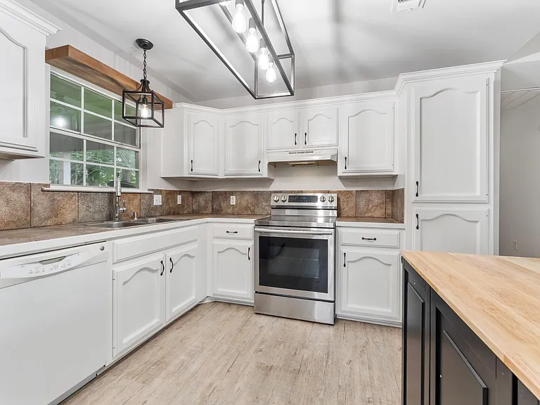14223 Parkview Dr — Photo 3