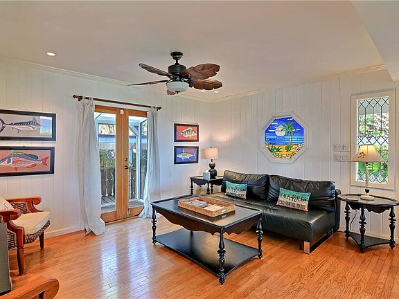 4th image of 985 Beachcomber Ln