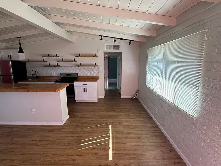 2762 N Forgeus Ave — Photo 5