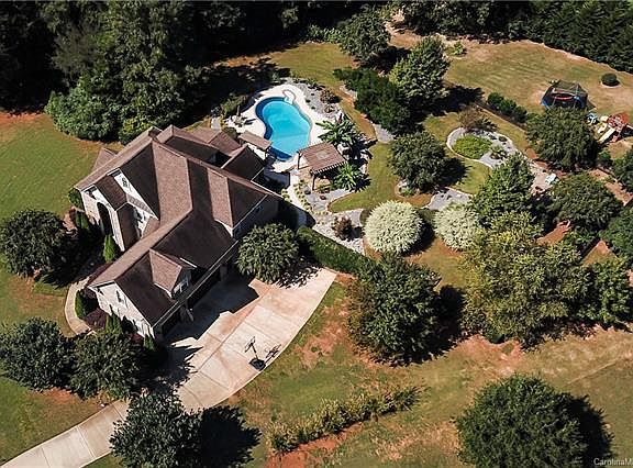 3rd image of 3014 Landis Ct