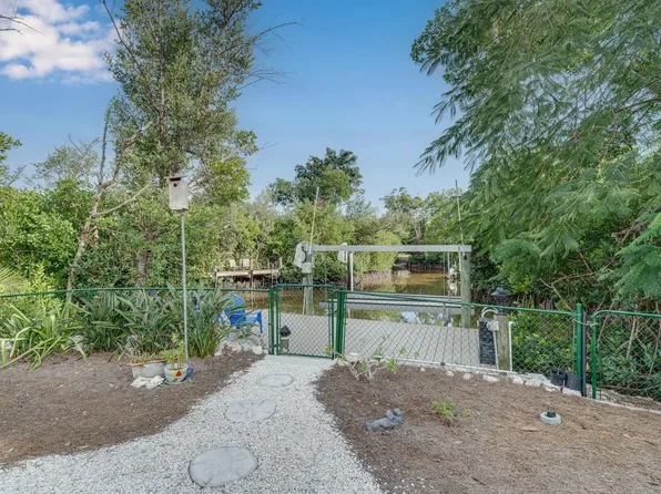 1076 Captains Walk St, Sanibel, FL 33957