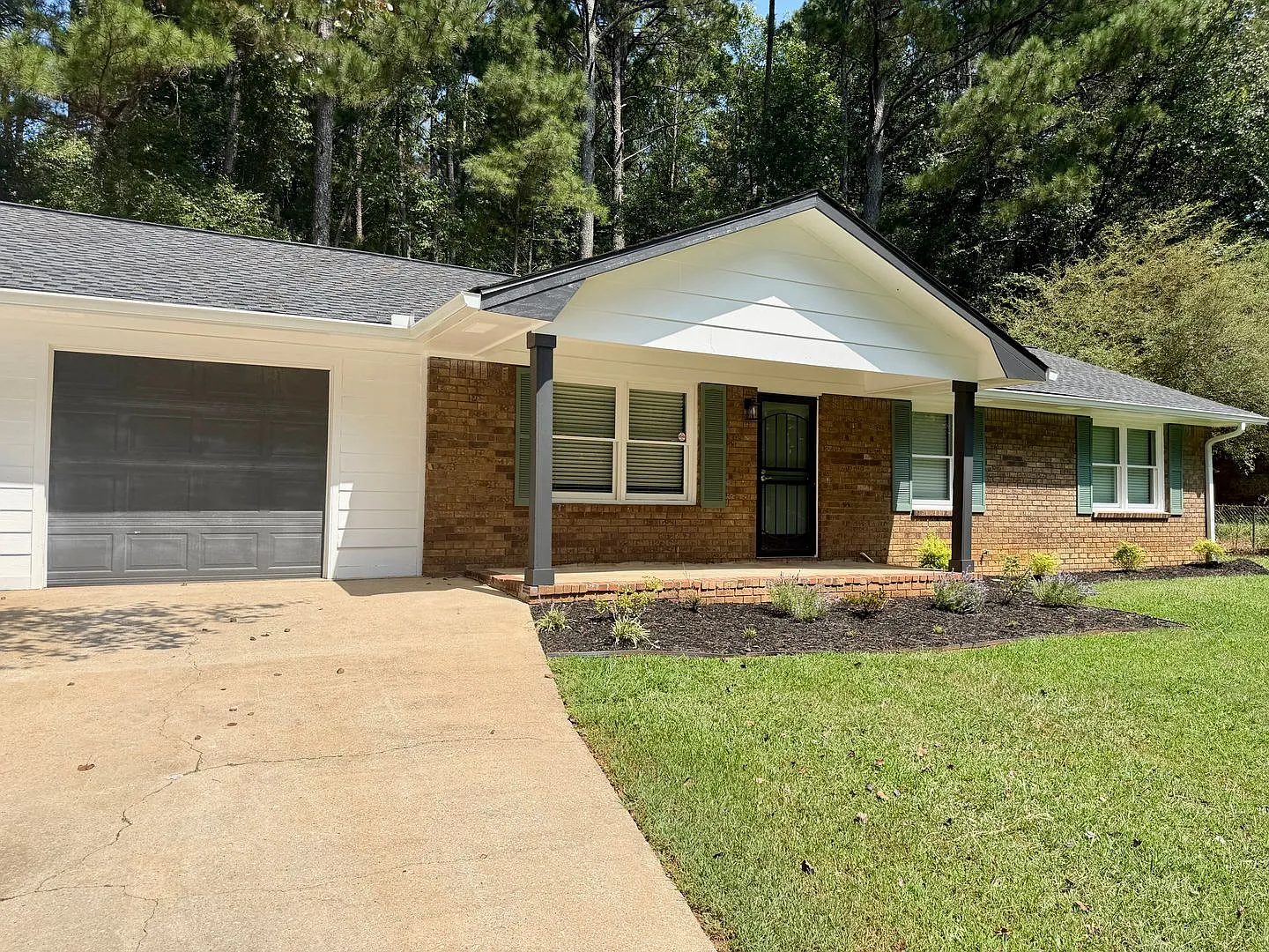 Beautful renovated 3 bedroom, 1 bath ranch home in Hiram. — Photo 2