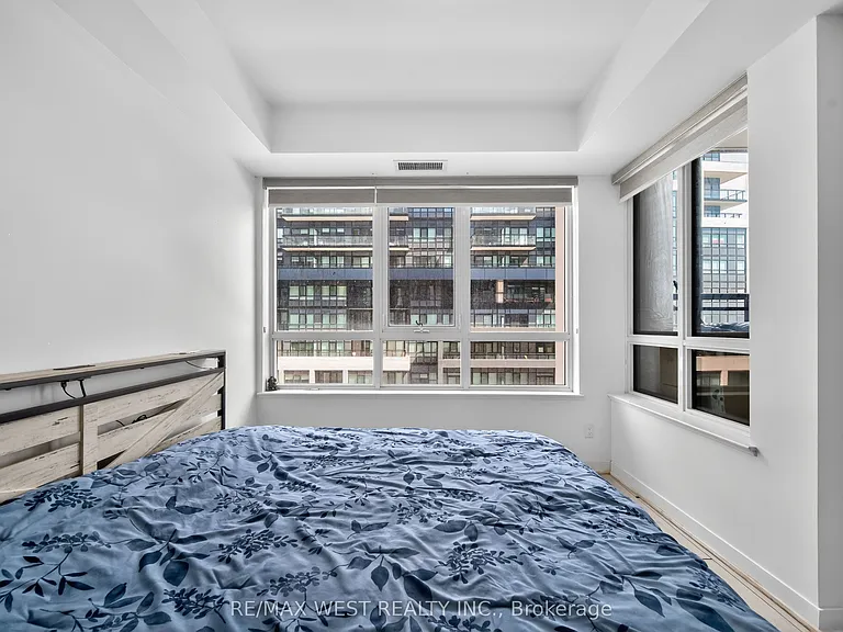 405 Dundas St W #421 — Photo 20