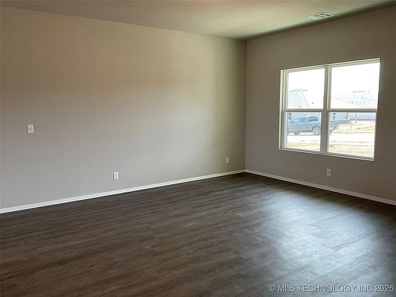 3rd image of 1108 Raven Dr
