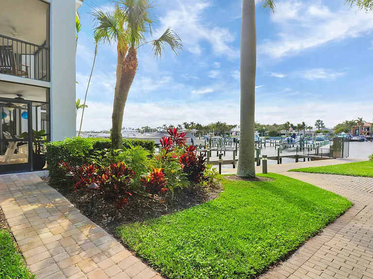 515 Bay Colony Dr N — Photo 41