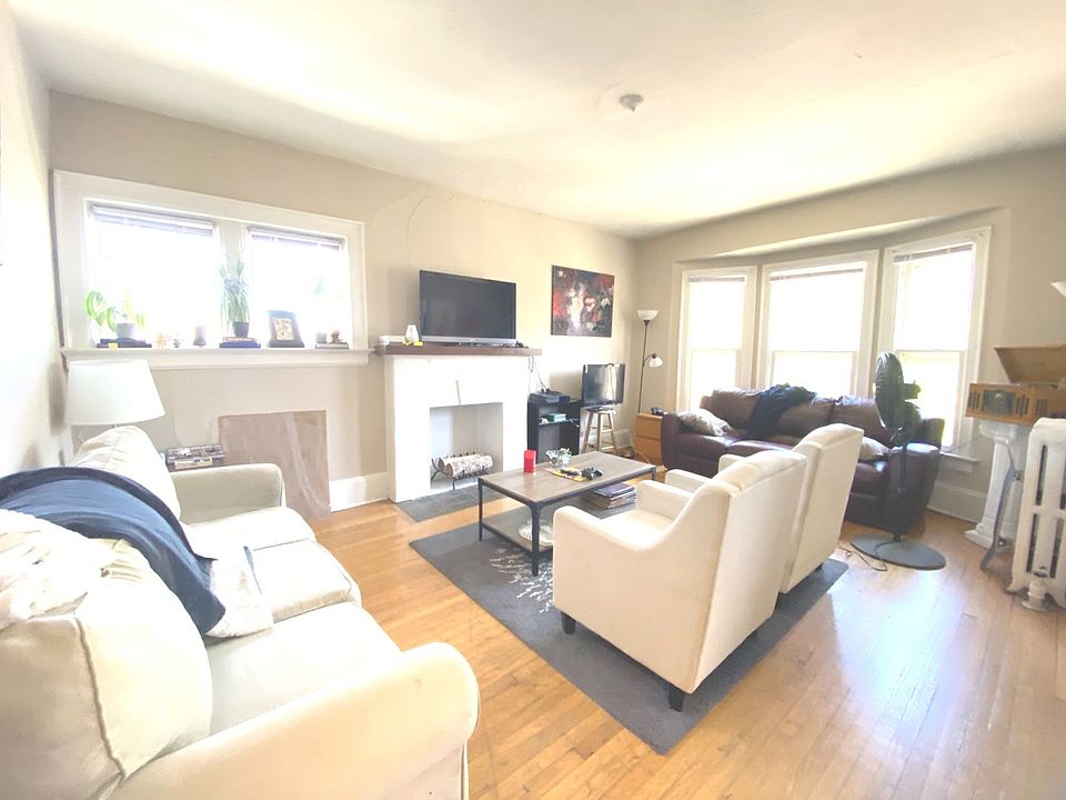 1st image of 2549 N Lake Dr APT 6