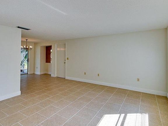 4th image of 305 Monet Dr