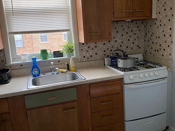 4th image of 2704 E Somerset St #2