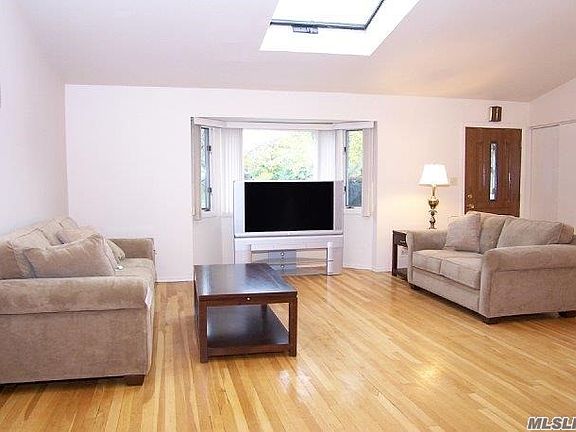 4th image of 9 Lesley Ln