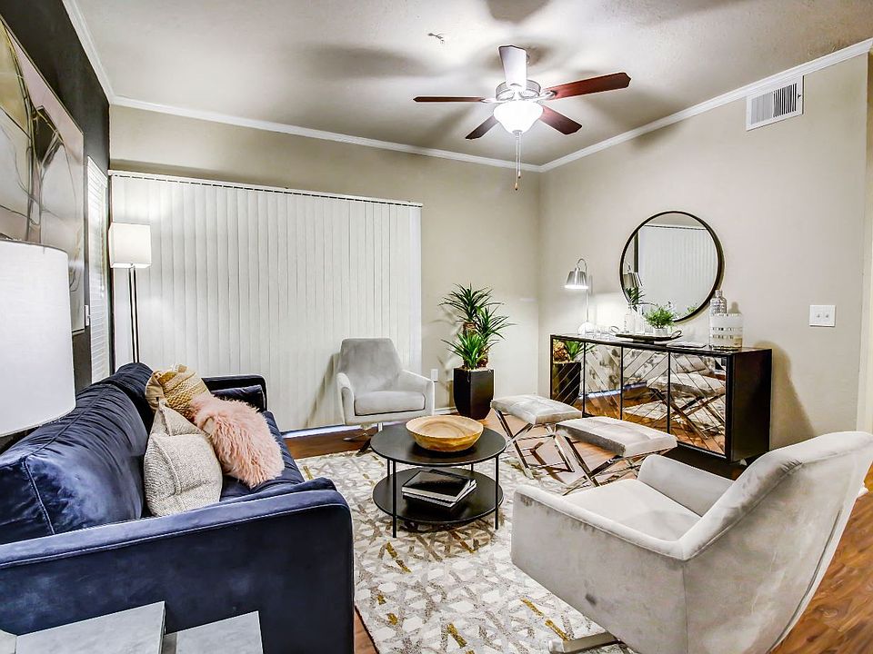 Gorgeous living room with hardwood style flooring, crown molding and ceiling fan