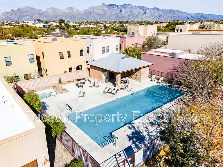 123 E Castlefield Cir — Photo 25