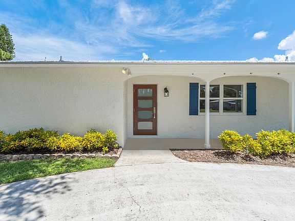 3rd image of 871 SW 37TH Terrace