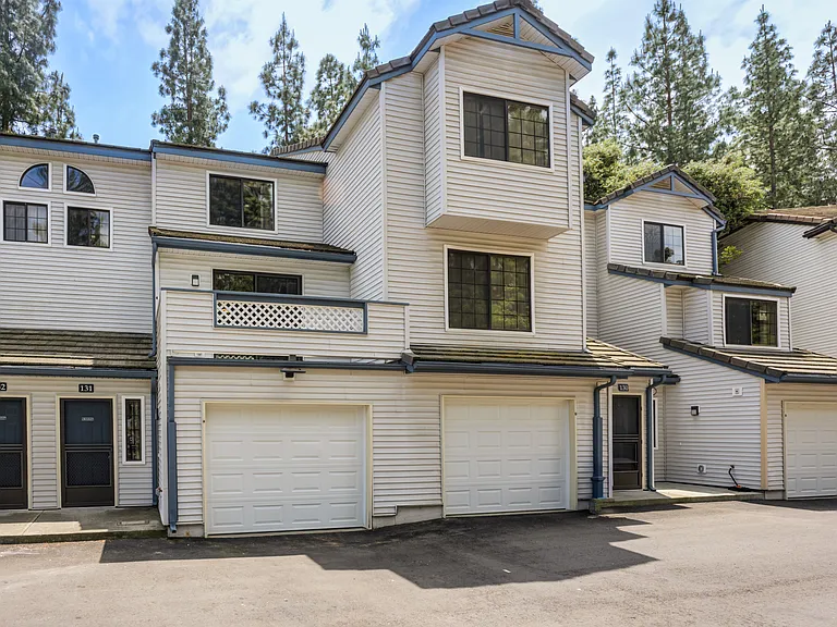 Howard Gilmore Terrace - Military Housing — Photo 21