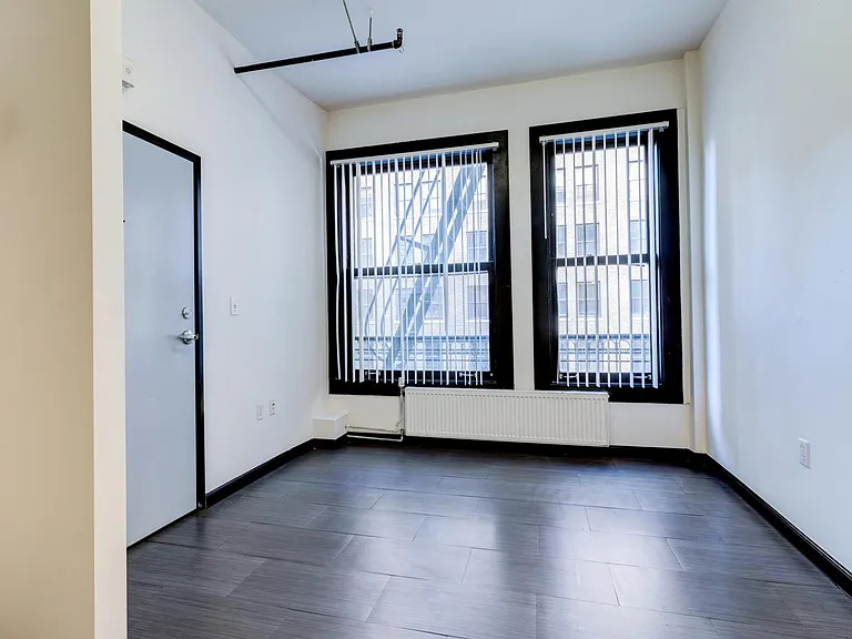 423 W 8th St #404 — Photo 4