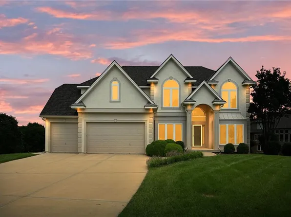 701 Winterwalk Ln, Lees Summit, MO 64081