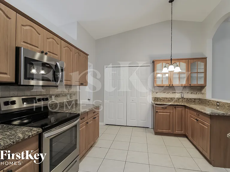927 NW 10th Ave — Photo 6