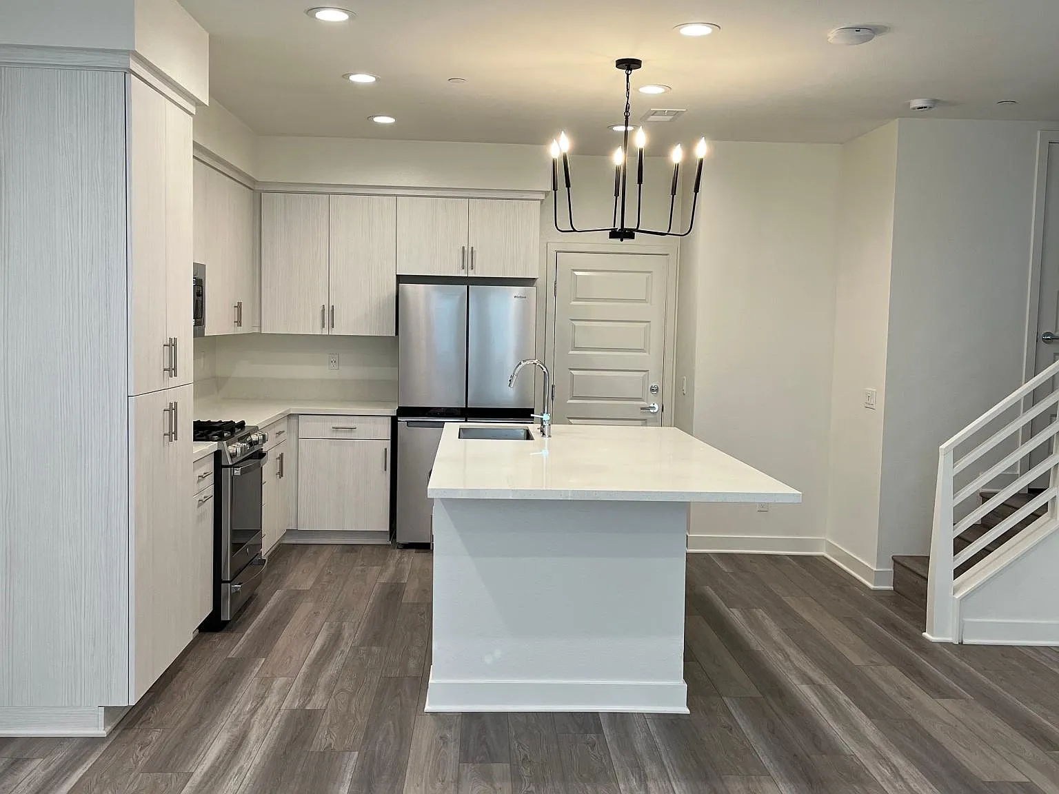 3 bed, 2.5 bath, 1455 sqft, $4,300 — Photo 2