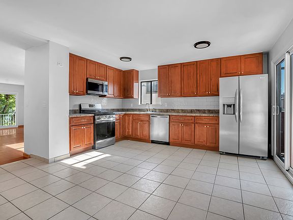 4th image of 1138 Rockland Ave