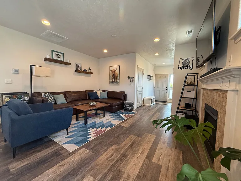 894 NW 24th Way — Photo 3