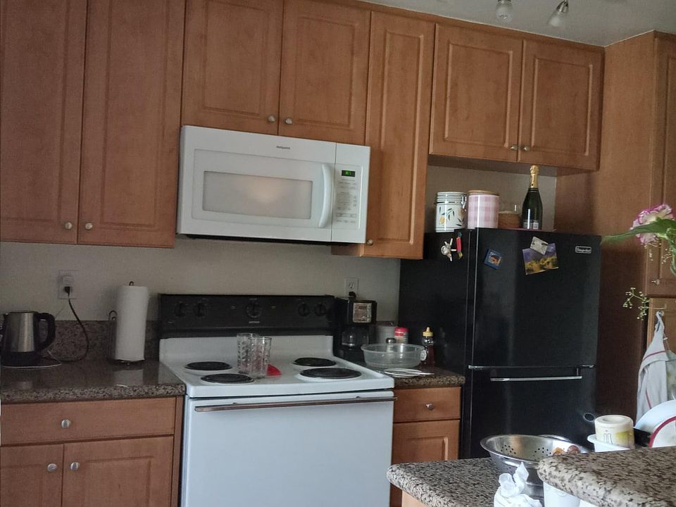 2nd image of 500 Paularino Ave #L