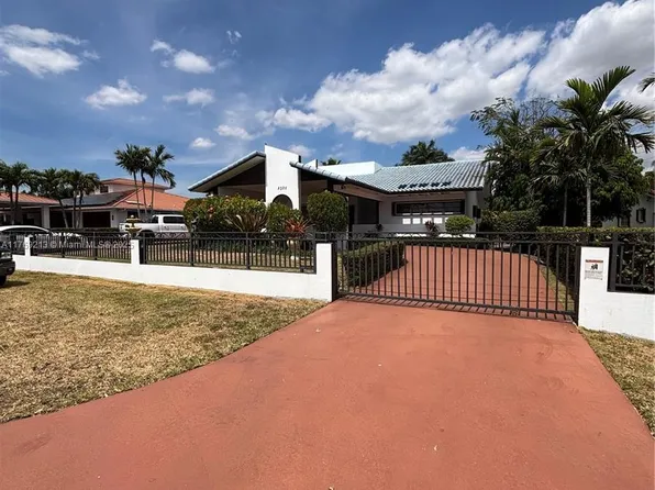 8325 SW 2nd St, Miami, FL 33144