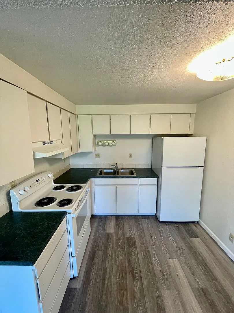 2-bedroom, 1-bathroom apartment with nearby parking with month-to-month lease. — Photo 1