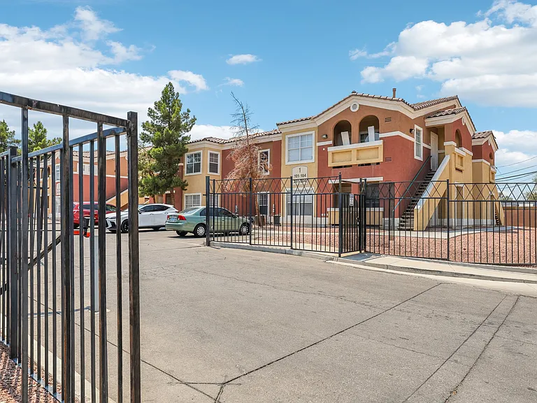 Sunrise Park Condominiums — Photo 36