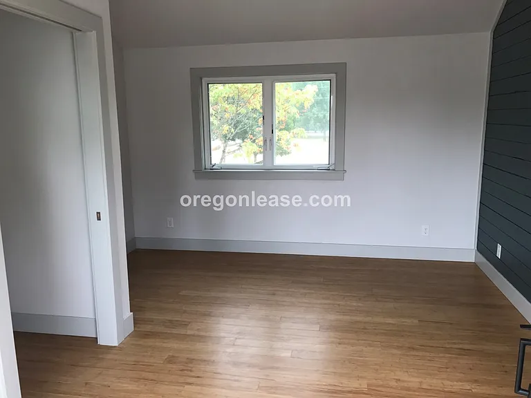 3 Bedroom 2 bath home Whiteaker home near parks — Photo 16