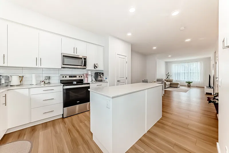 3 bed, 2.5 bath, $2,100 — Photo 4