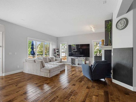 4th image of 23 E Strathlea Cres SW
