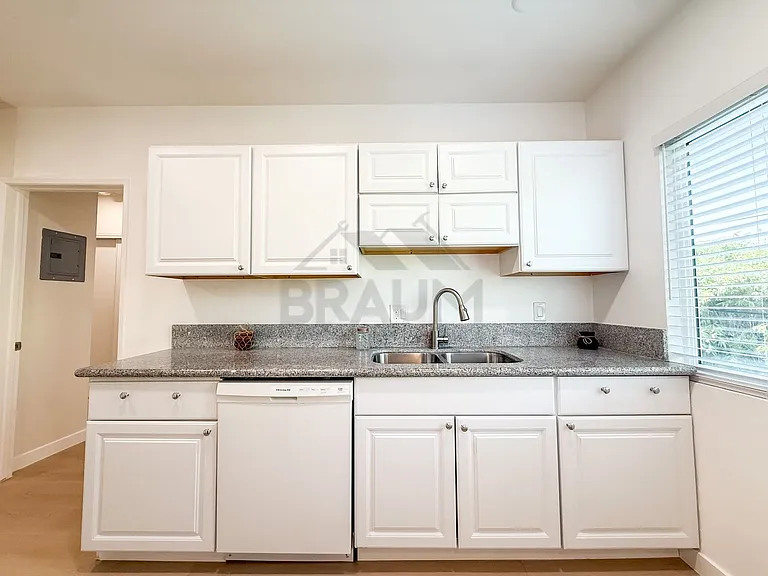 Villa East at Oxnard St. — Photo 9