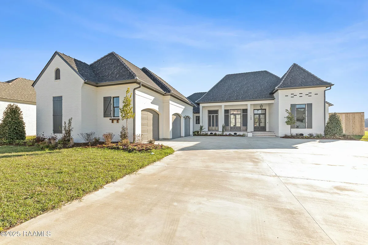 Building Photo - 109 Trailing Oaks Dr
