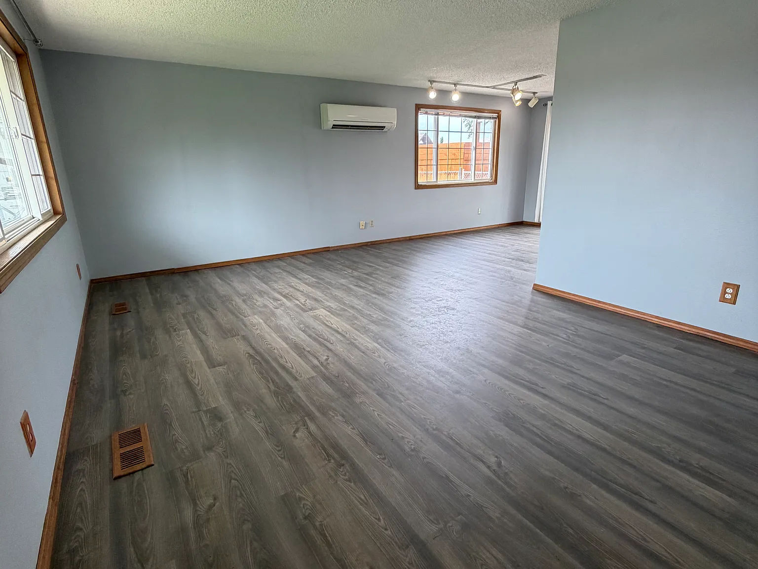 3 bed, 1.5 bath, 1008 sqft, $2,600 — Photo 4