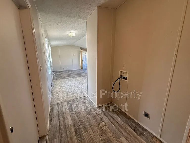 2210 Center St — Photo 7