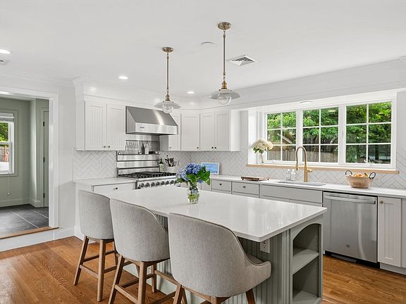 4th image of 19 Hersey St