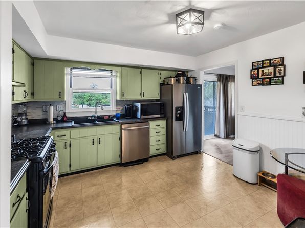 1450 W Westside Dr, Mount Zion, IL 62549