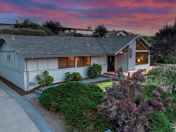 Desirable one level home with dazzling views of Seattle and Bellevue skylines and Olympic Mountain views!>