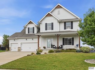11012 Superior Dr, Papillion, NE 68046