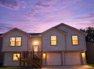 900 NE White Oaks Ln, Oak Grove, MO 64075